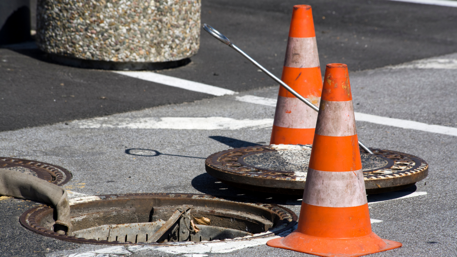 Cuando algo falla bajo tierra, la incertidumbre es lo peor. Te explicamos el problema con imágenes de cámara CCTV, proponemos la mejor solución (desde desatrancos hasta obras de pocería puntuales) y pactamos un precio cerrado con una relación calidad-precio honesta.