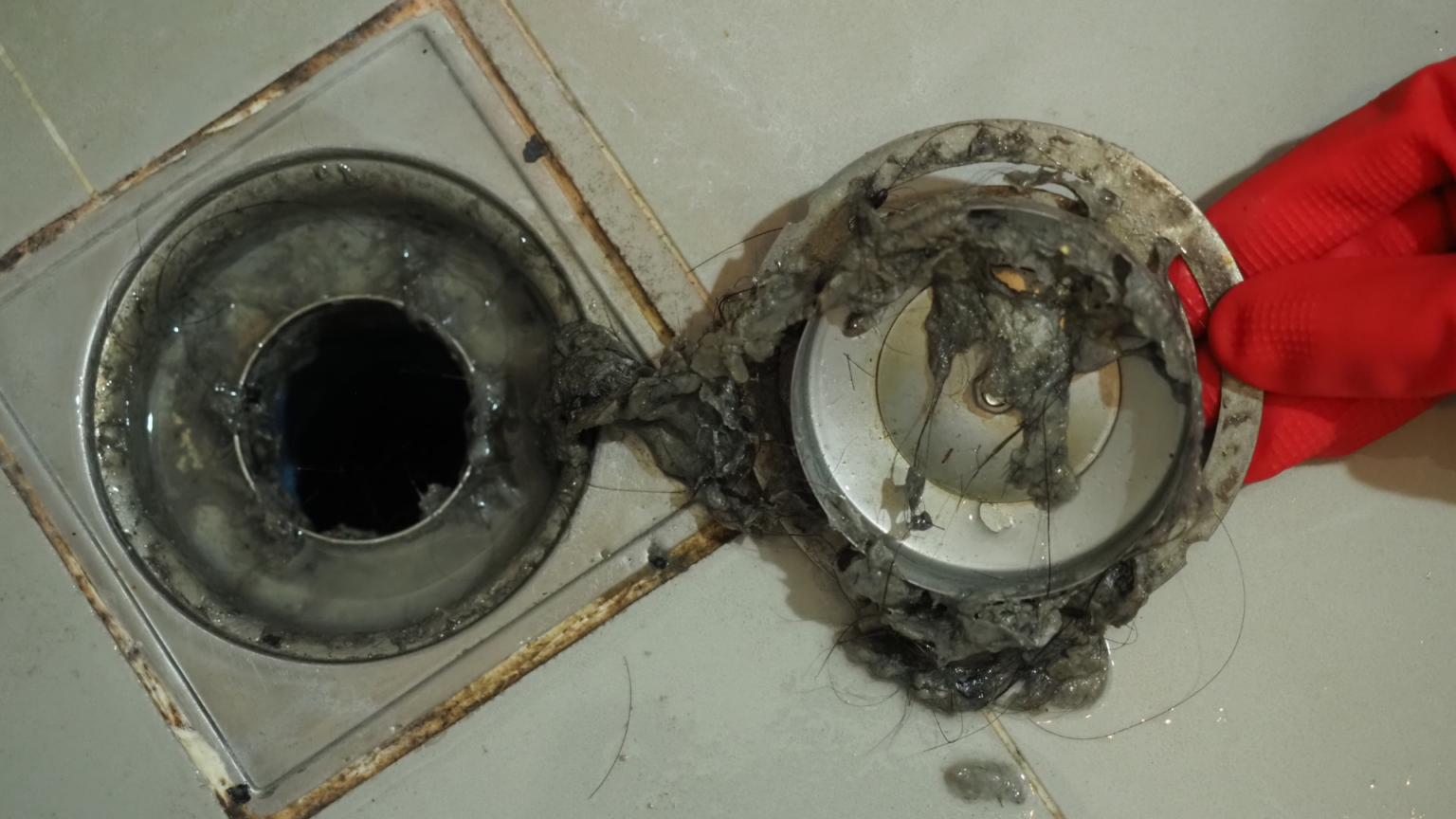 Cuando algo falla bajo tierra, la incertidumbre es lo peor. Te explicamos el problema con imágenes de cámara CCTV, proponemos la mejor solución (desde desatrancos hasta obras de pocería puntuales) y pactamos un precio cerrado con una relación calidad-precio honesta.